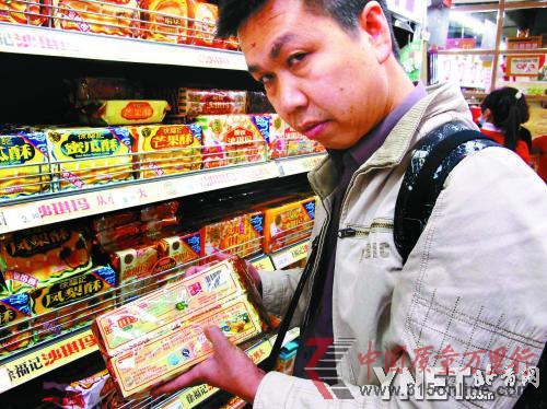 ■陳書偉在深圳的超市發現徐福記涉案產品仍在銷售 ■陳書偉在深圳的超市發現徐福記涉案產品仍在銷售