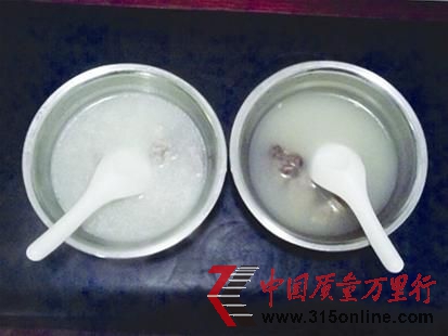 圖為:飯館售賣的又濃又白的羊湯和自家燉制羊湯
