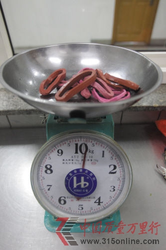 4只螃蟹身上的皮筋,重量接近250克。 4只螃蟹身上的皮筋,重量接近250克。
