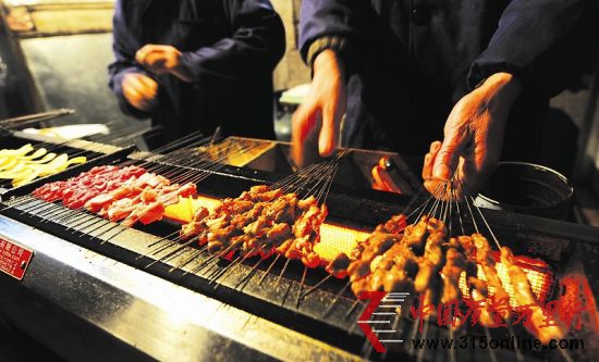 圖為:羊肉串讓人吃得不放心 記者王永勝攝