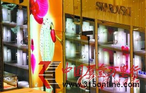 廣州地區的高檔仿真飾品店。部分曾多年聲稱不做當季促銷的品牌,而今7折、5折活動種類繁多,折扣幅度巨大。 高檔飾品不景氣 近期5折促銷多 但本報記者調查發現部分品牌毛利仍達60% 零售業增速放緩,高檔飾品業也陷入低迷。隨著春節臨近,商場里高檔飾品也放下身段大做