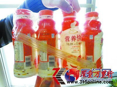 原味營養快線包裝內依附著很多芝麻大小的褐色蟲子。