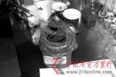 加工毒肉時(shí)使用的染色劑。 加工毒肉時(shí)使用的染色劑。