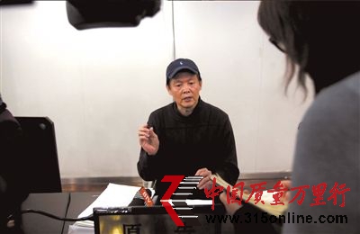 張老太的兒子接受記者采訪。本報記者歐陽曉菲攝 張老太的兒子接受記者采訪。本報記者歐陽曉菲攝