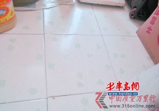 于女士家中陽臺地面瓷磚上的裂紋清晰可見。 于女士家中陽臺地面瓷磚上的裂紋清晰可見。