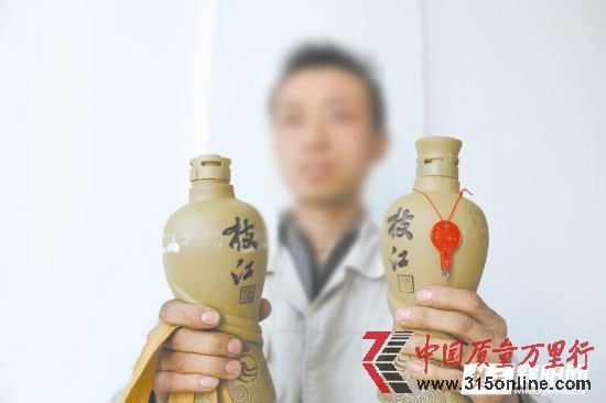右邊的酒瓶即為未開封的空瓶 記者 楊聞名 攝