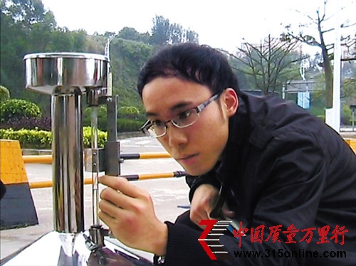 消委會(huì)工作人員正在仔細(xì)測(cè)量記者從加油站加的20升汽油樣本 消委會(huì)工作人員正在仔細(xì)測(cè)量記者從加油站加的20升汽油樣本