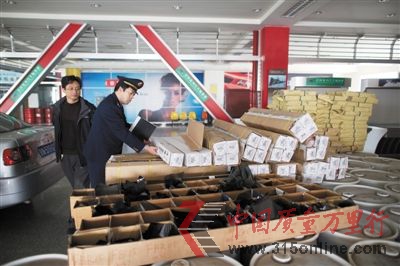 昨日,北京工商部門對銷售圣羅防爆車膜的北京月福汽車裝飾公司進行調查。新京報記者 周崗峰 攝 昨日,北京工商部門對銷售圣羅防爆車膜的北京月福汽車裝飾公司進行調查。新京報記者 周崗峰 攝