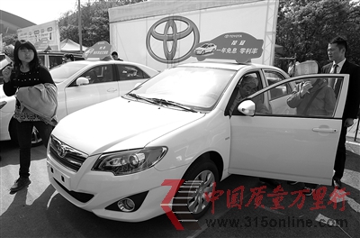 一家豐田汽車4S店推出花冠轎車和威馳轎車的汽車貸款計劃吸引消費者購買。 圖/CFP