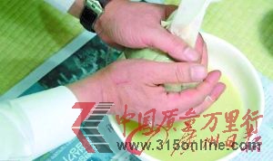 把混合物在室溫下儲存一周,過濾后飲用。