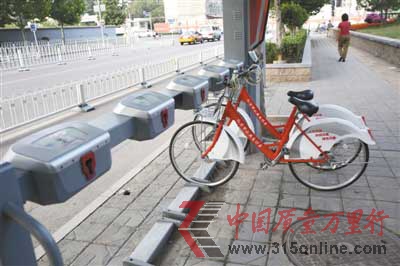 昨日,北京天壇東門附近的公共自行車租車點,一些自行車還未歸還。公共自行車使用率和周轉率持續上升,工作日車輛周轉率已超2.5次。9月、10月,有些站的車輛周轉率一天超過10次。